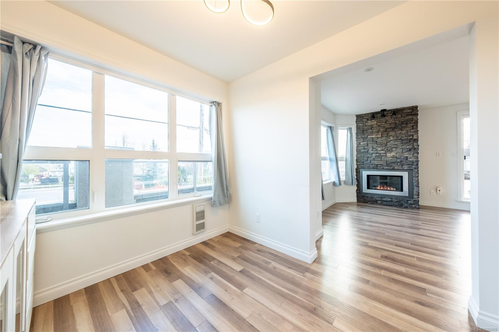 201-327 Prideaux St, Nanaimo, BC - Indoor With Fireplace