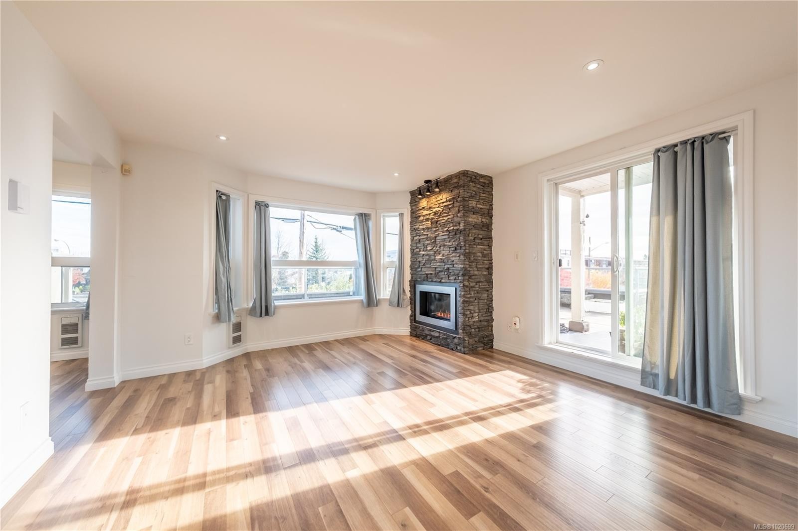 201-327 Prideaux St, Nanaimo, BC - Indoor Photo Showing Living Room With Fireplace