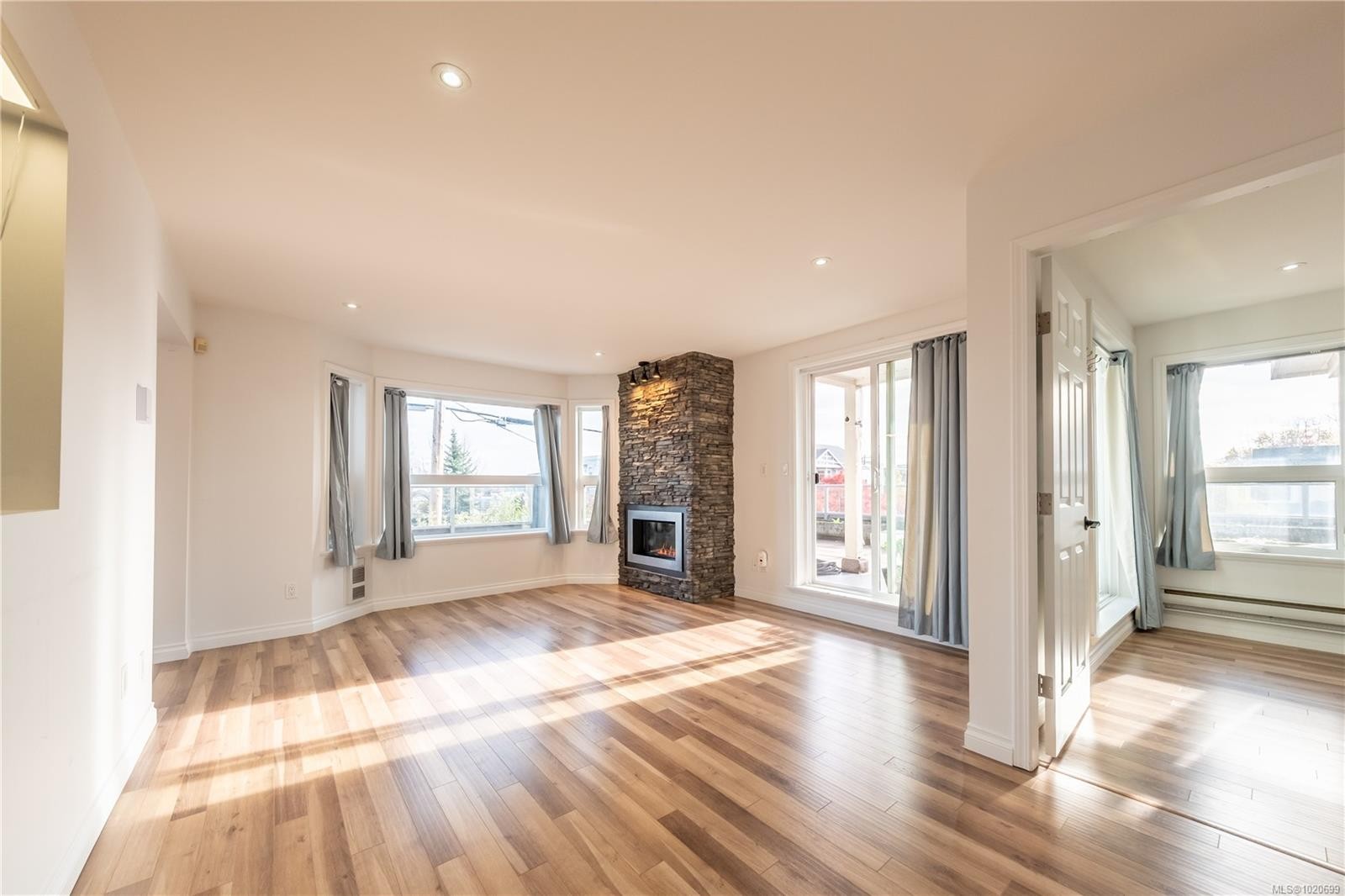 201-327 Prideaux St, Nanaimo, BC - Indoor With Fireplace