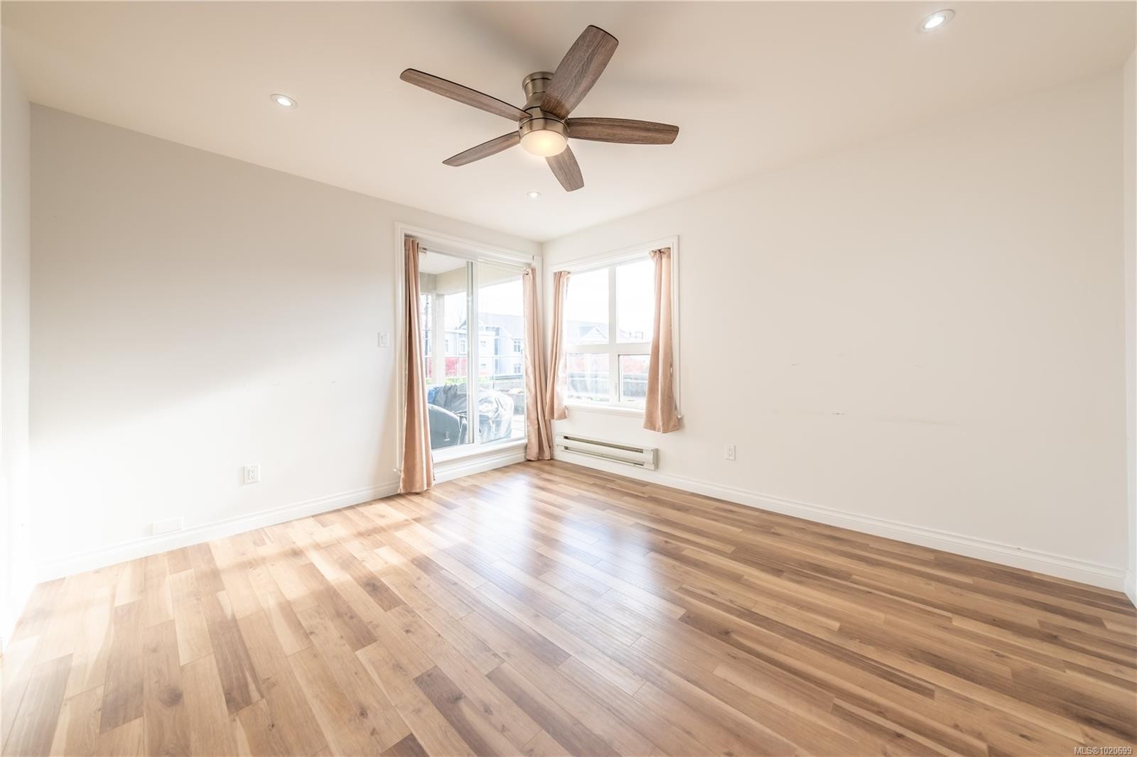 201-327 Prideaux St, Nanaimo, BC - Indoor Photo Showing Other Room