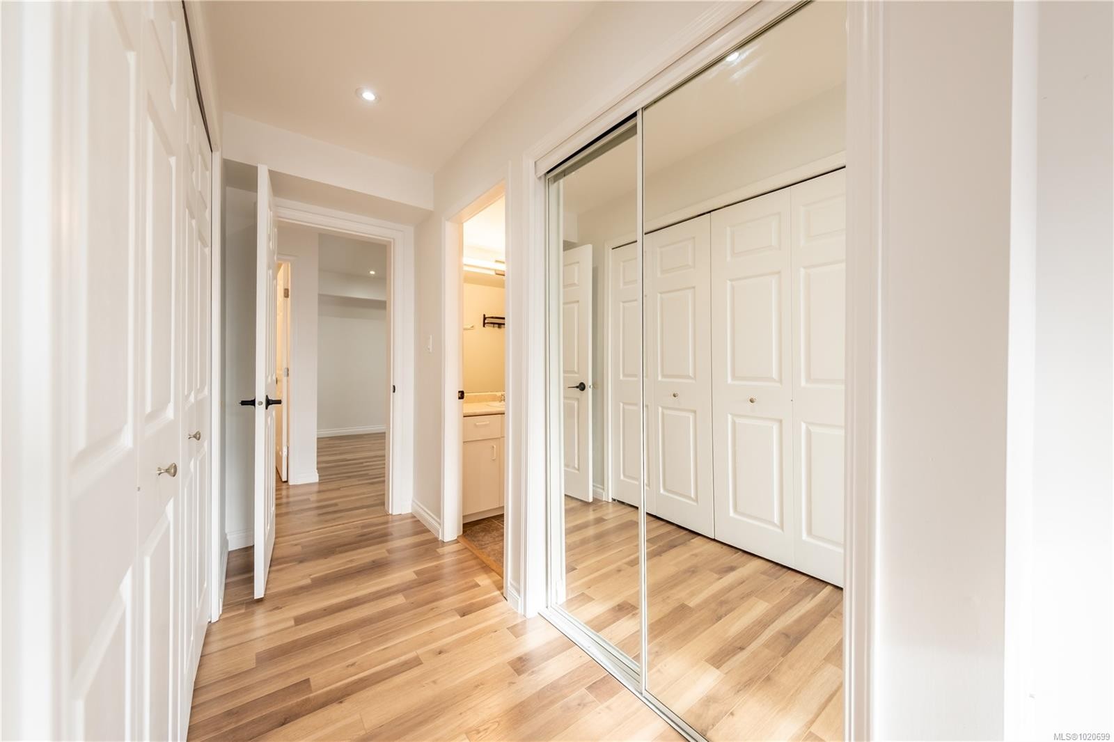 201-327 Prideaux St, Nanaimo, BC - Indoor Photo Showing Other Room