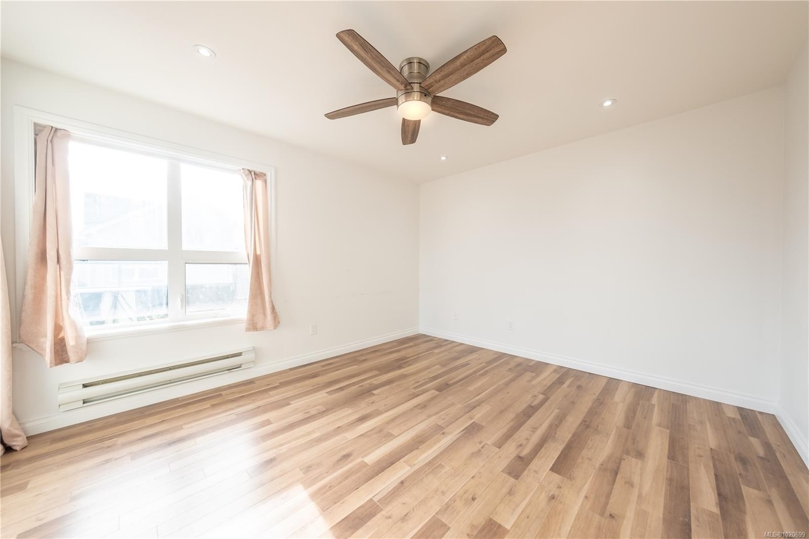 201-327 Prideaux St, Nanaimo, BC - Indoor Photo Showing Other Room