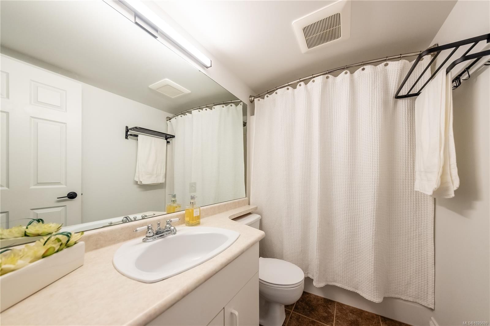 201-327 Prideaux St, Nanaimo, BC - Indoor Photo Showing Bathroom