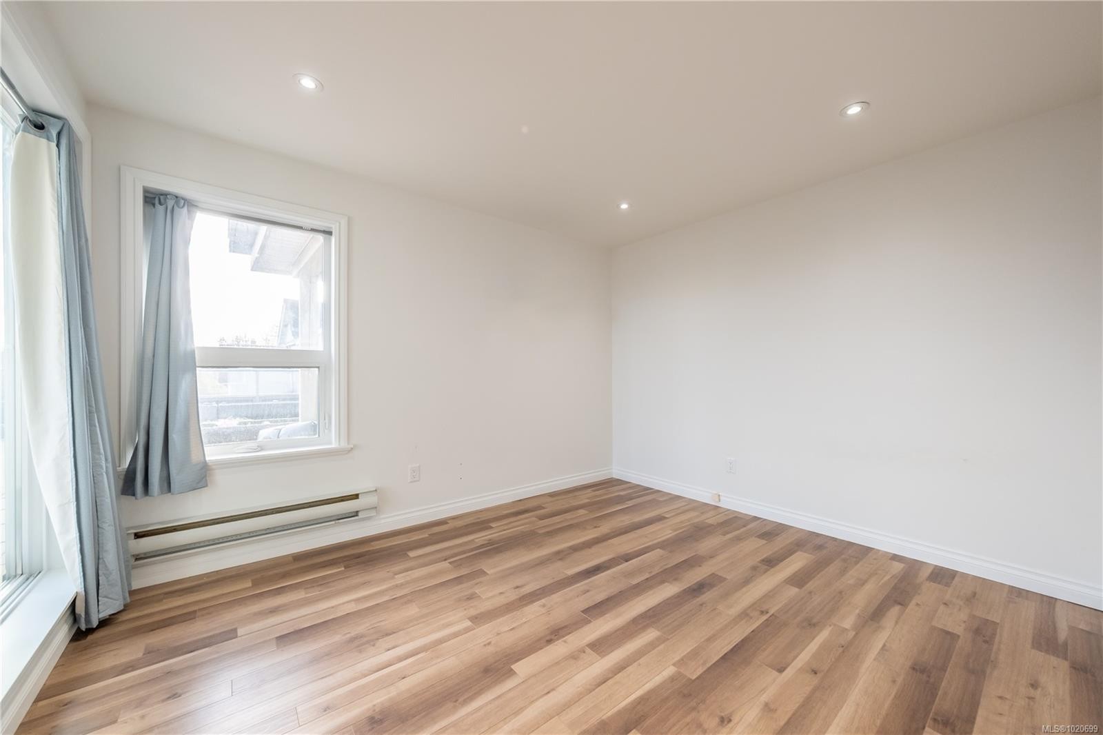 201-327 Prideaux St, Nanaimo, BC - Indoor Photo Showing Other Room