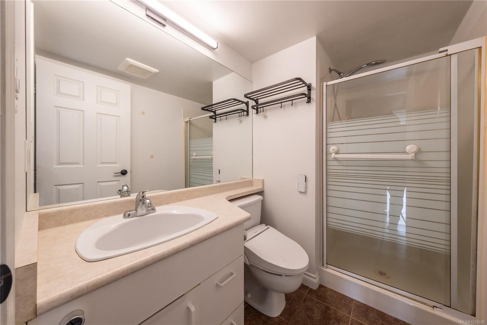 201-327 Prideaux St, Nanaimo, BC - Indoor Photo Showing Bathroom