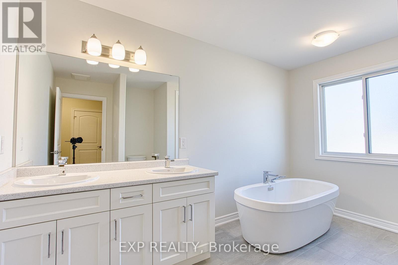 Upper - 20 Elvira Way, Thorold, ON - Indoor Photo Showing Bathroom