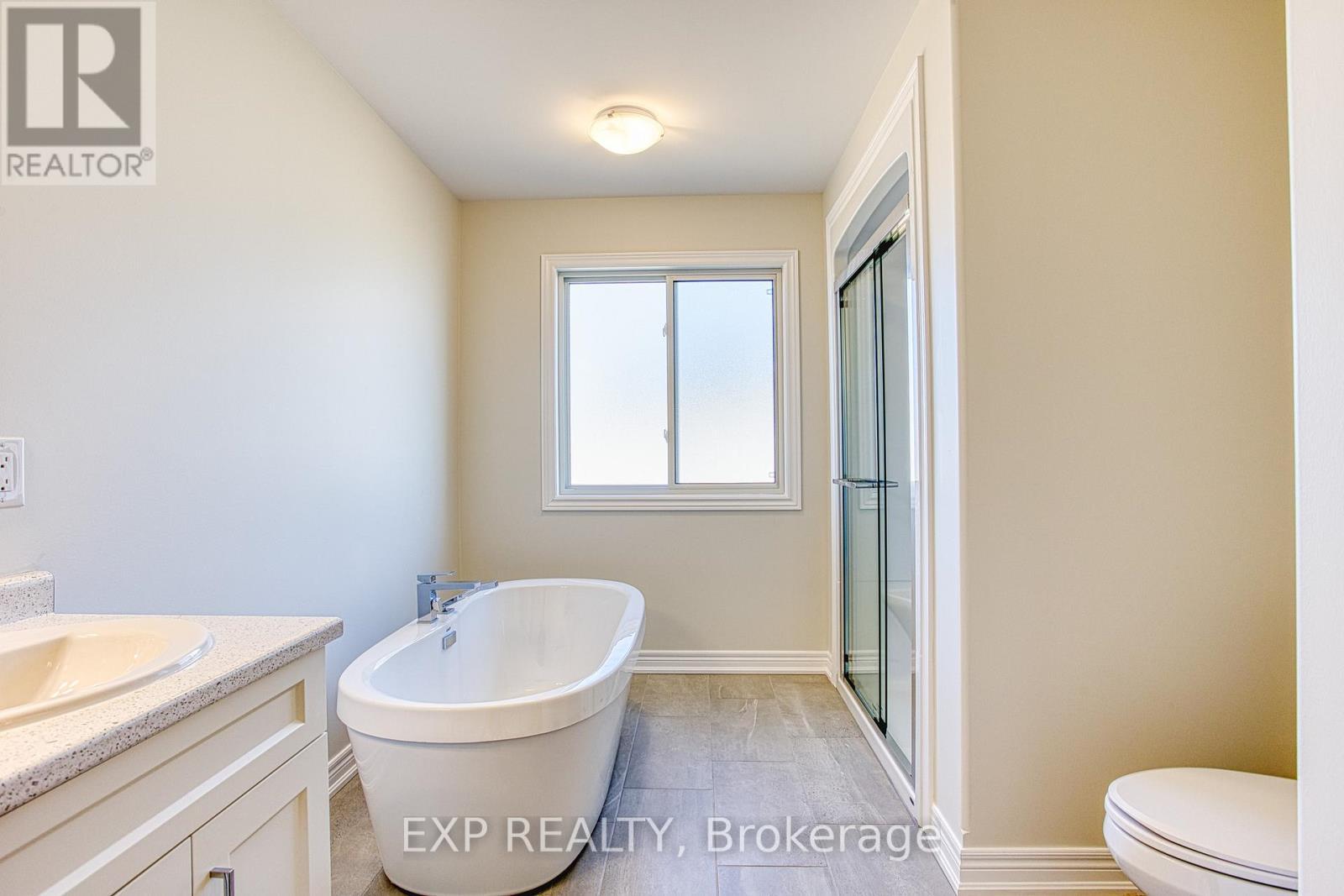 Upper - 20 Elvira Way, Thorold, ON - Indoor Photo Showing Bathroom