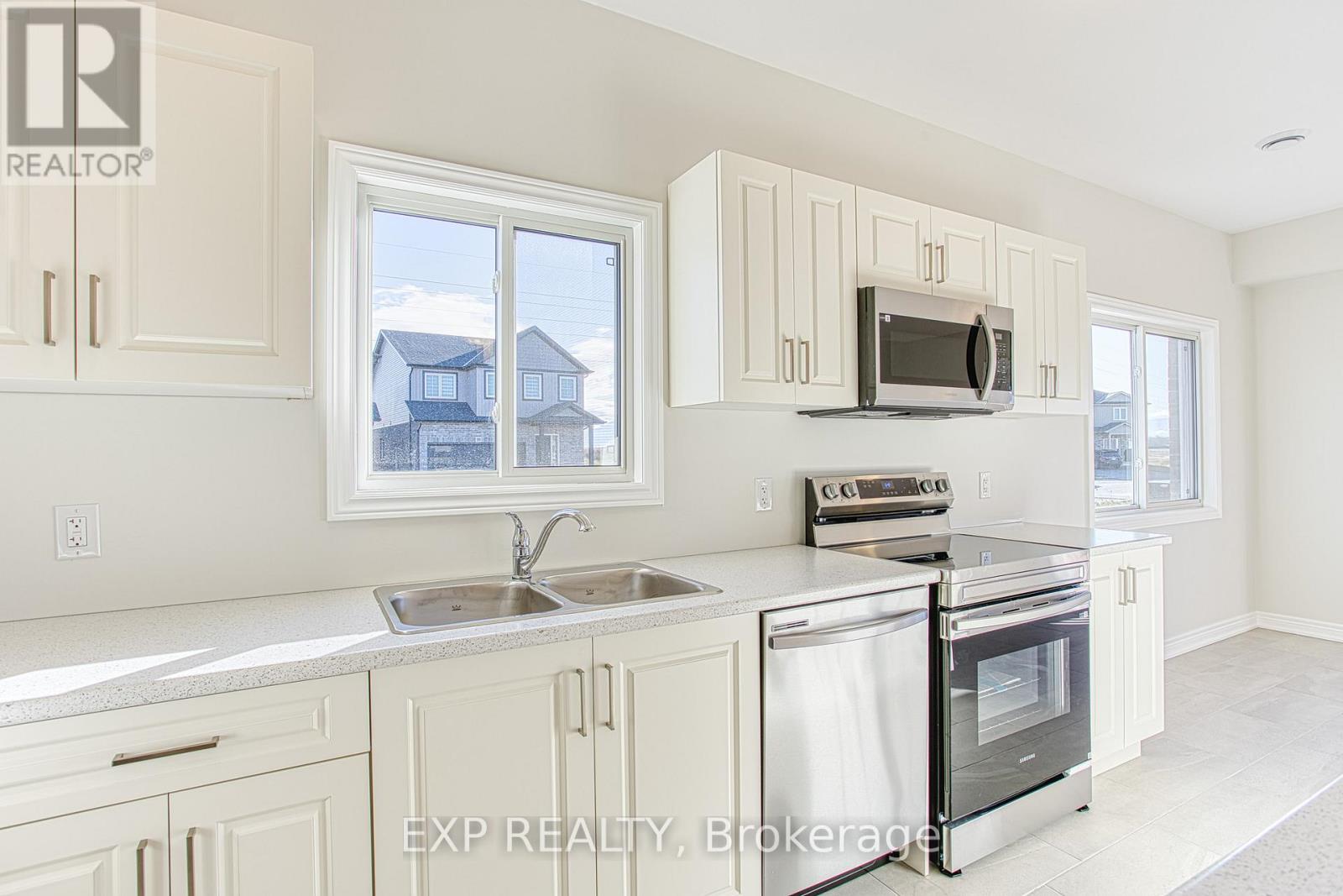 Upper - 20 Elvira Way, Thorold, ON - Indoor Photo Showing Kitchen With Double Sink