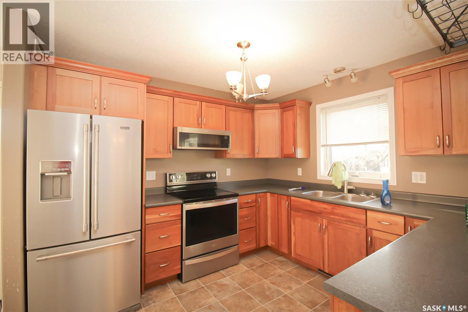 406 Main Street, Climax, SK - Indoor Photo Showing Kitchen With Double Sink