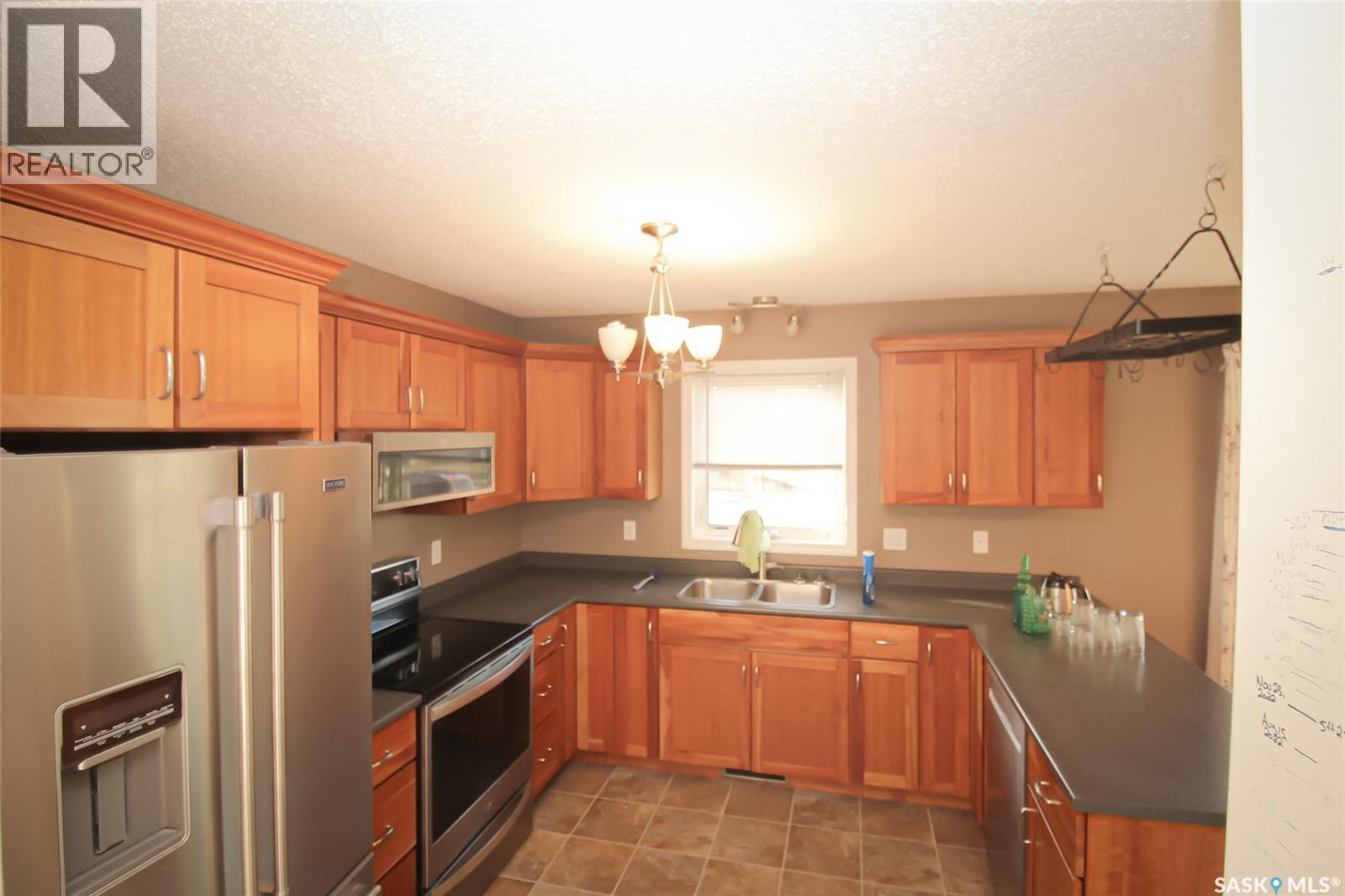 406 Main Street, Climax, SK - Indoor Photo Showing Kitchen With Double Sink