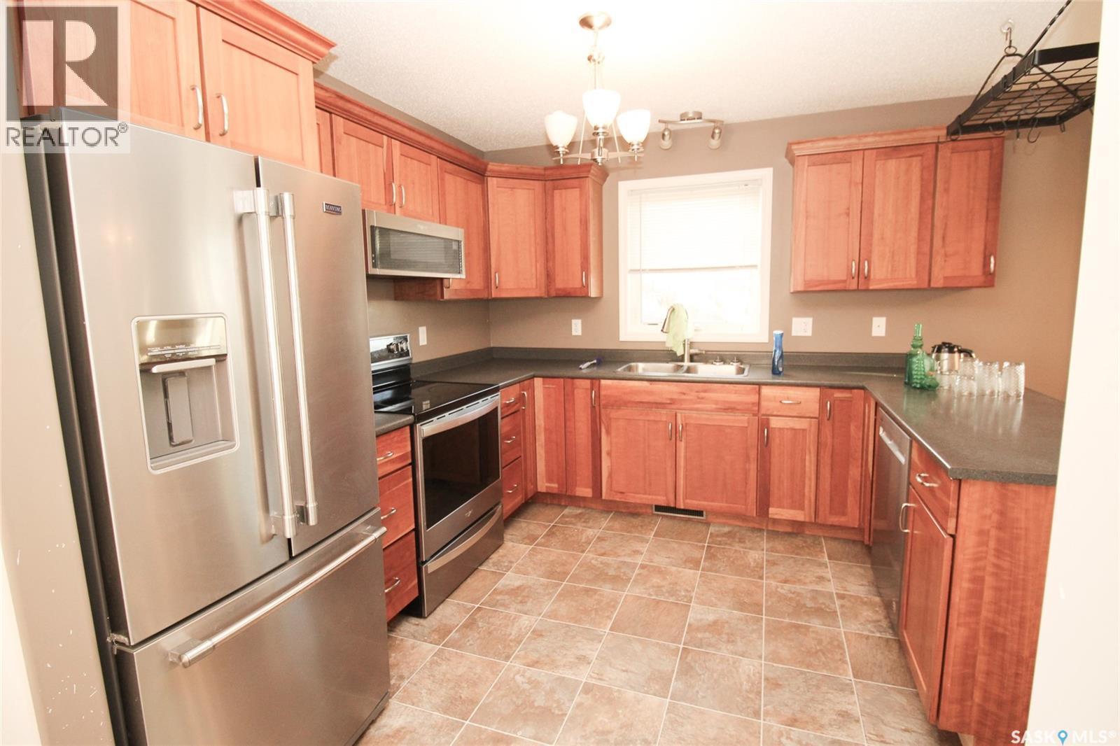 406 Main Street, Climax, SK - Indoor Photo Showing Kitchen With Double Sink