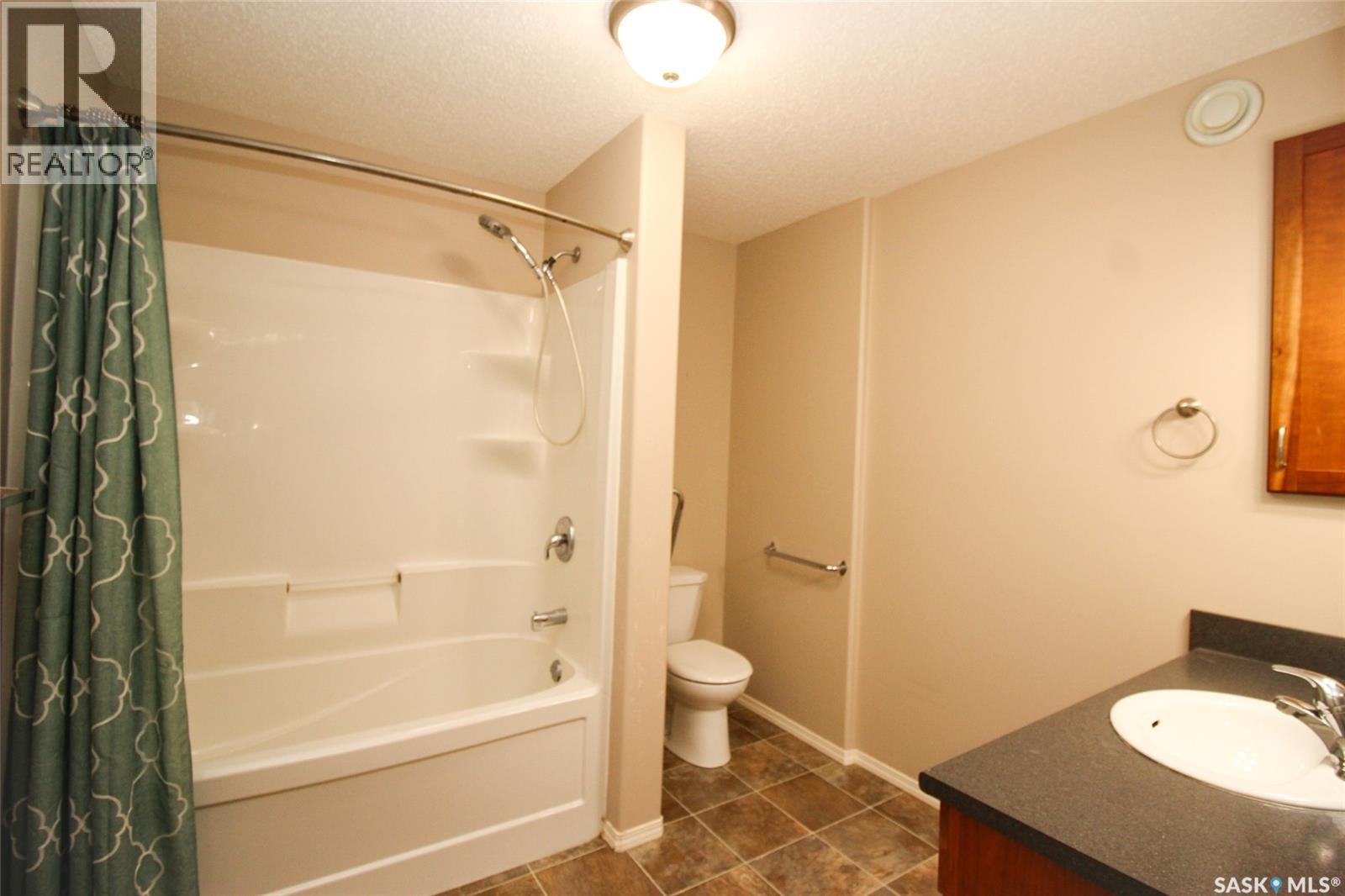 406 Main Street, Climax, SK - Indoor Photo Showing Bathroom