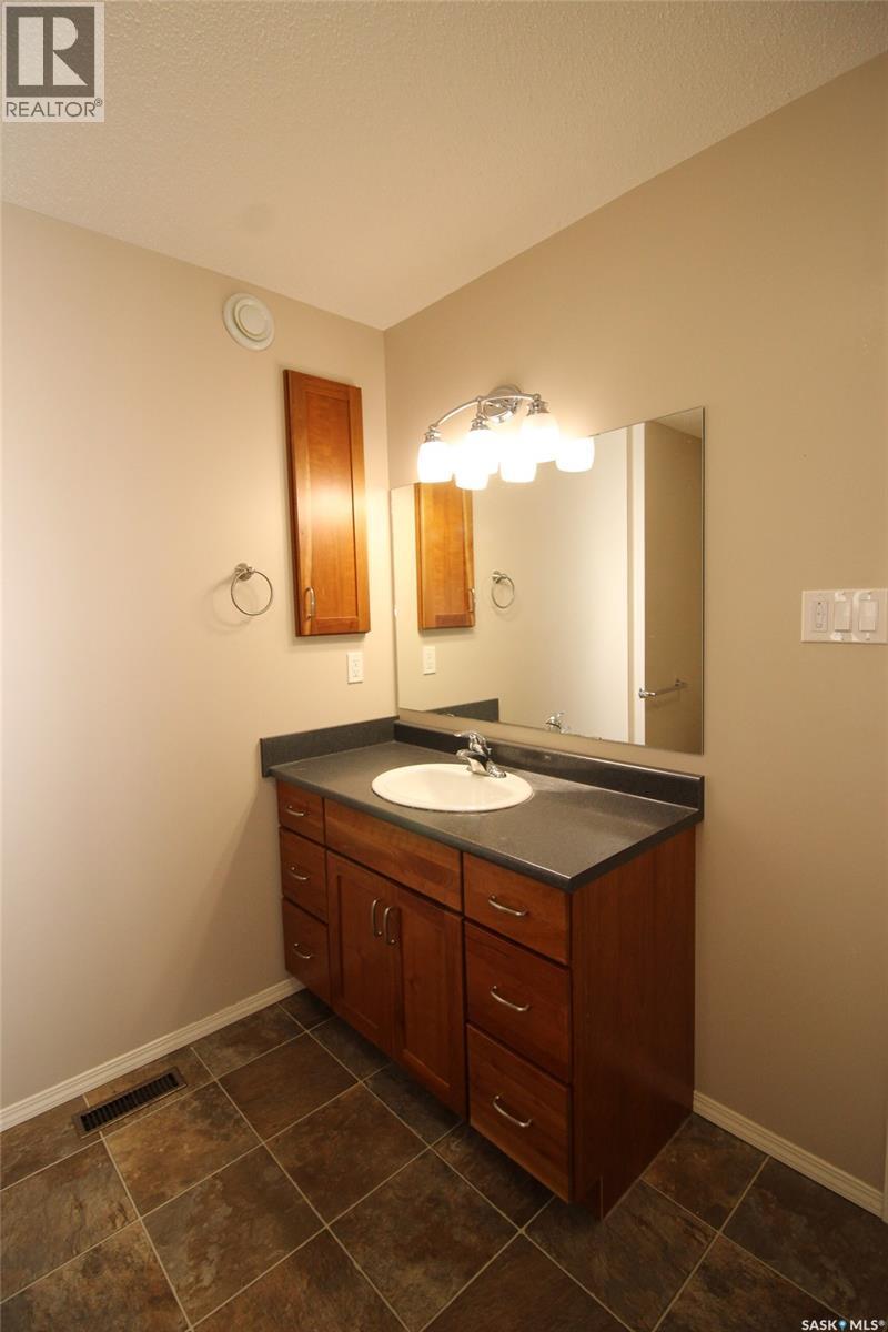 406 Main Street, Climax, SK - Indoor Photo Showing Bathroom