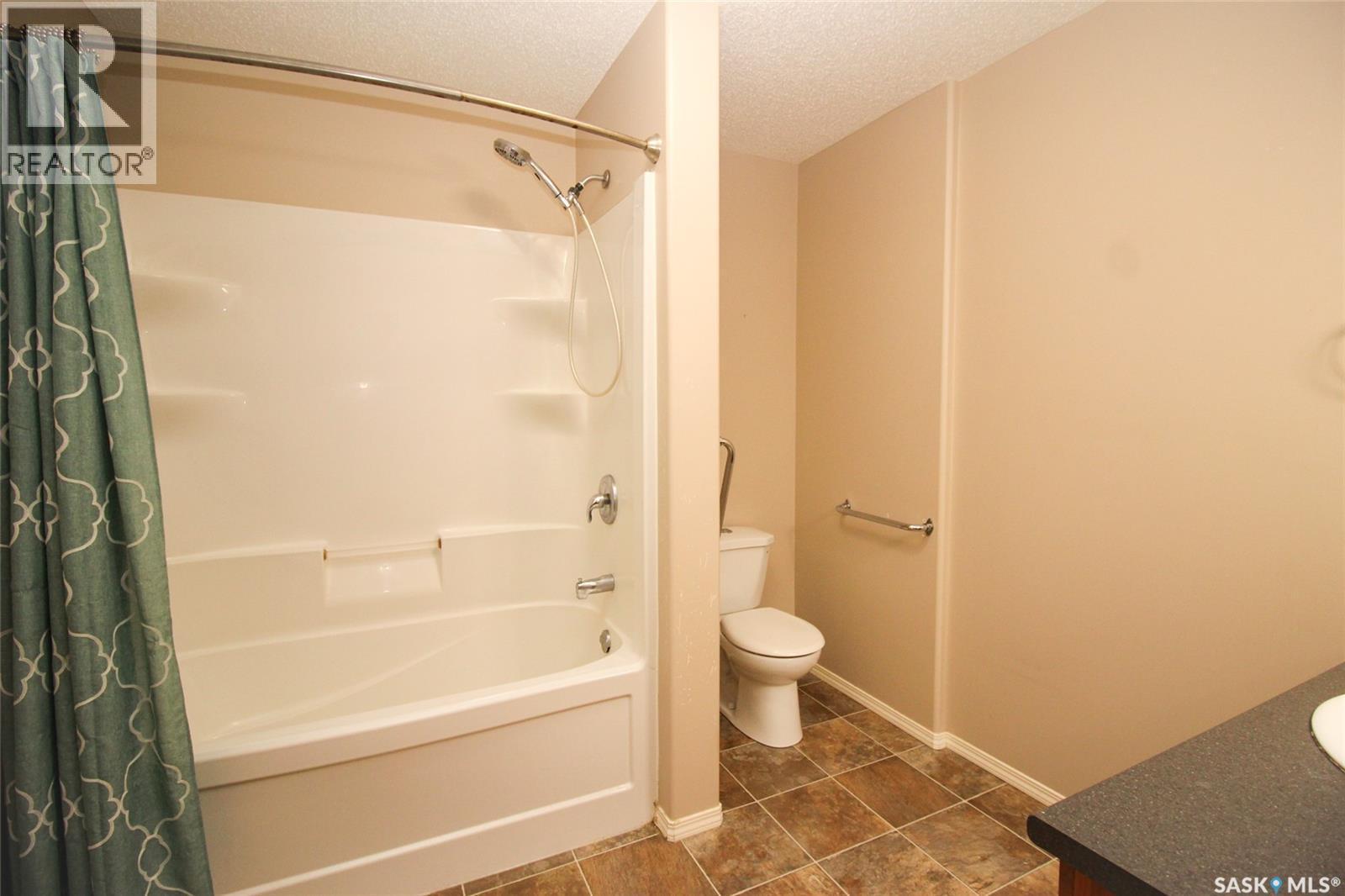 406 Main Street, Climax, SK - Indoor Photo Showing Bathroom