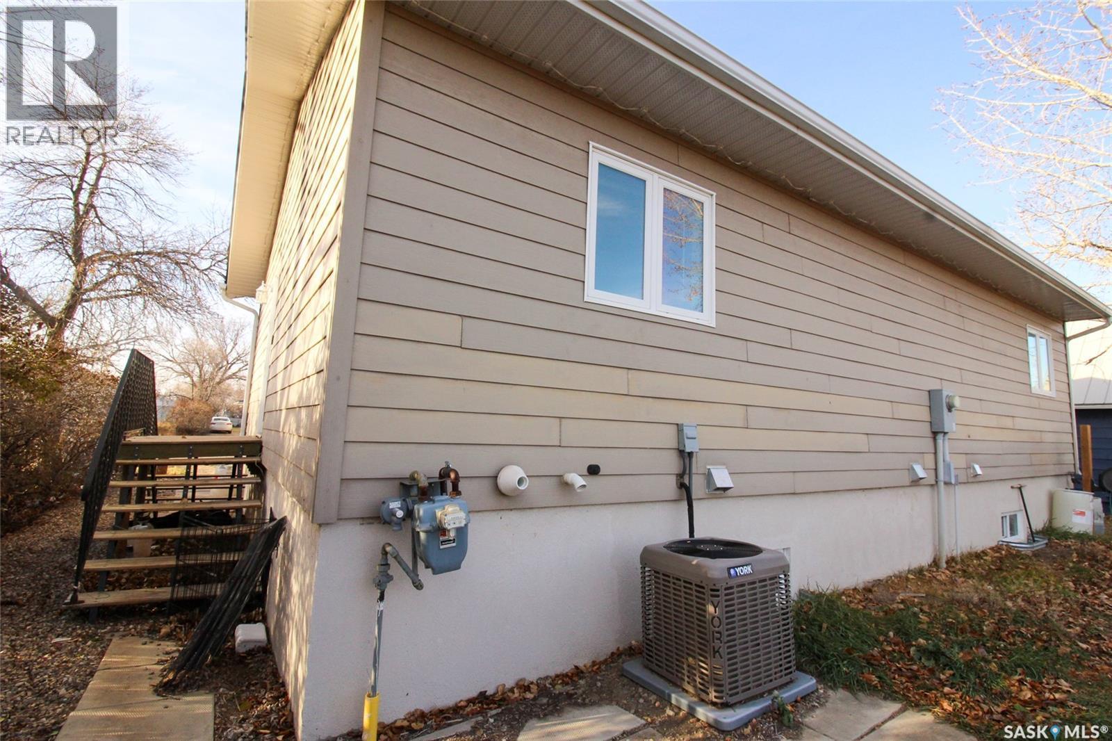 406 Main Street, Climax, SK - Outdoor With Exterior