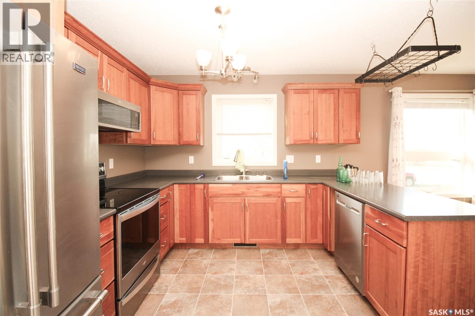 406 Main Street, Climax, SK - Indoor Photo Showing Kitchen With Double Sink