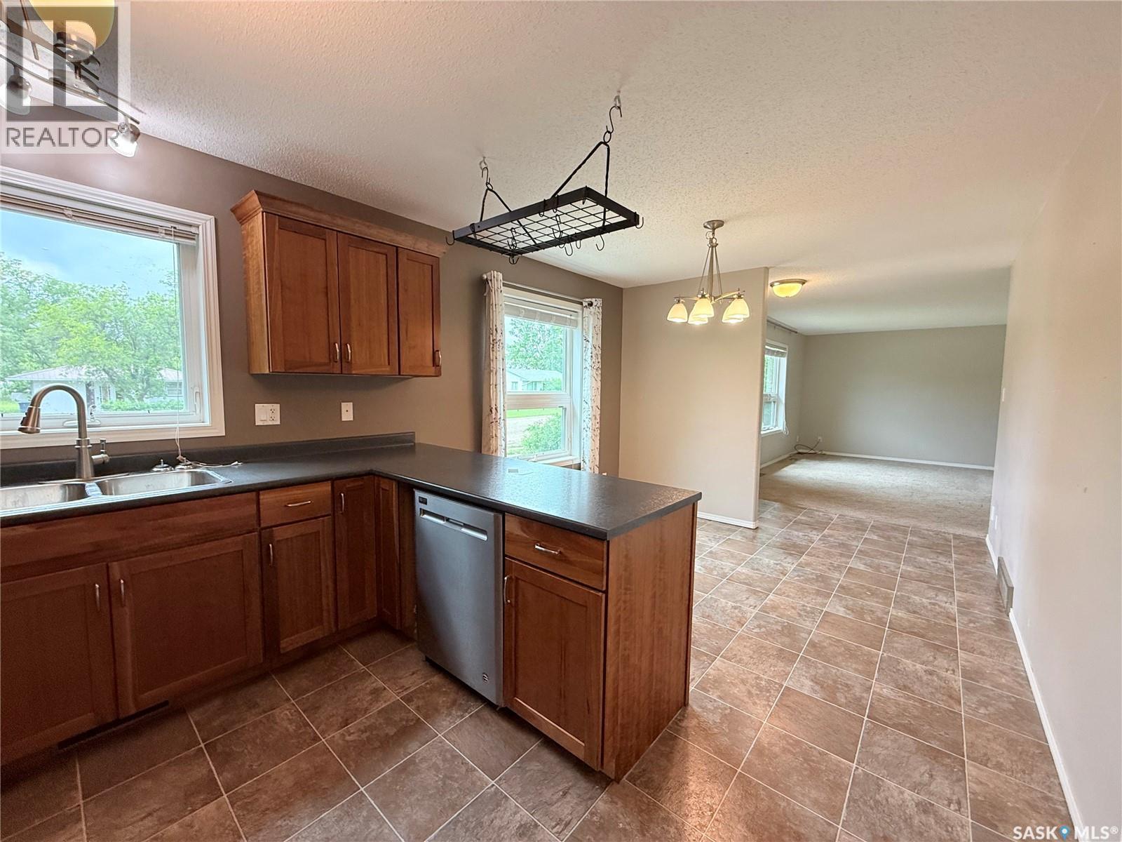 406 Main Street, Climax, SK - Indoor Photo Showing Kitchen