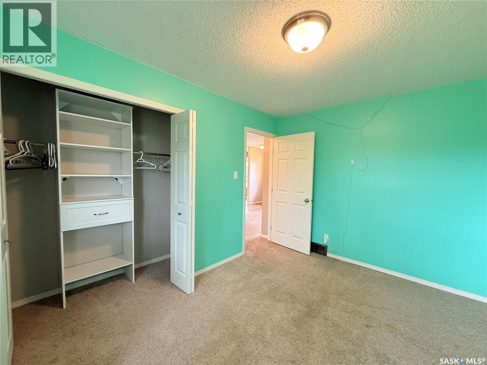 406 Main Street, Climax, SK - Indoor Photo Showing Kitchen With Double Sink