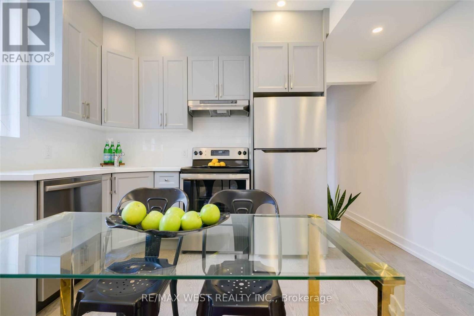 Main - 129 Curzon Street, Toronto, ON - Indoor Photo Showing Kitchen With Upgraded Kitchen