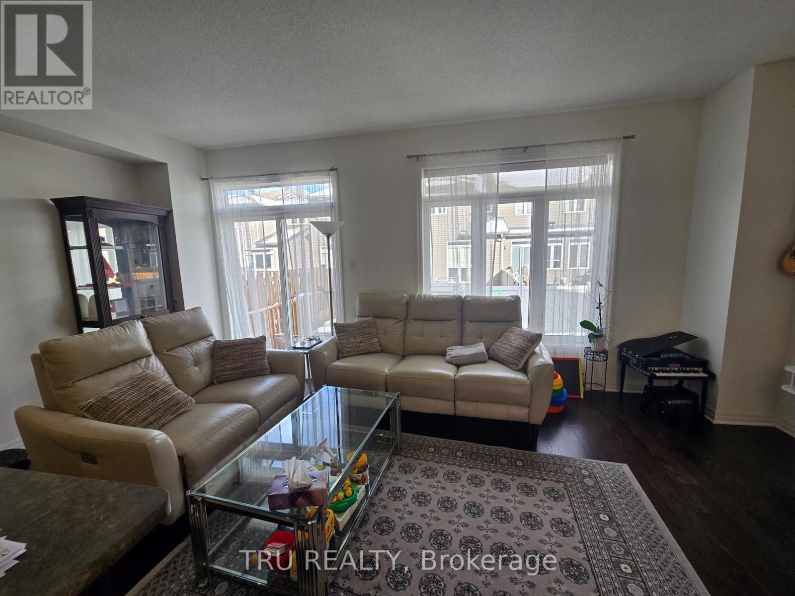 534 Rioja Street, Ottawa, ON - Indoor Photo Showing Living Room