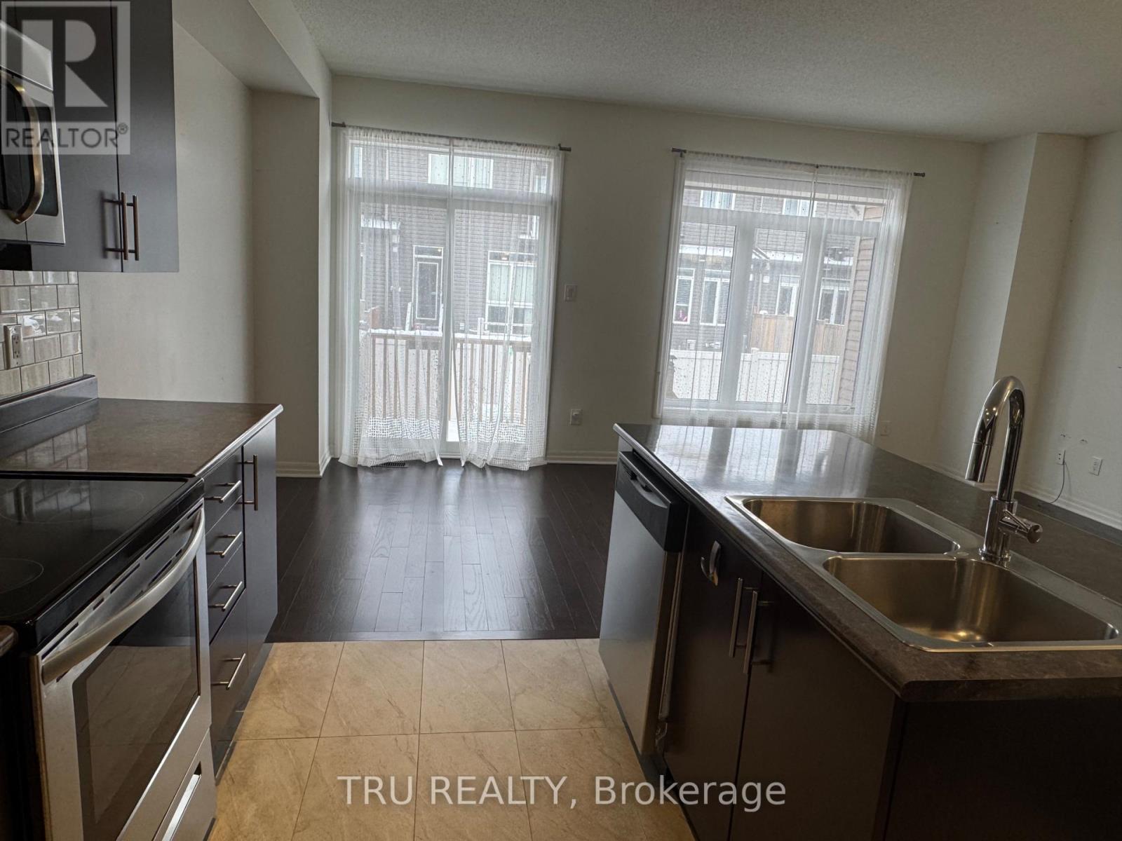 534 Rioja Street, Ottawa, ON - Indoor Photo Showing Kitchen With Double Sink