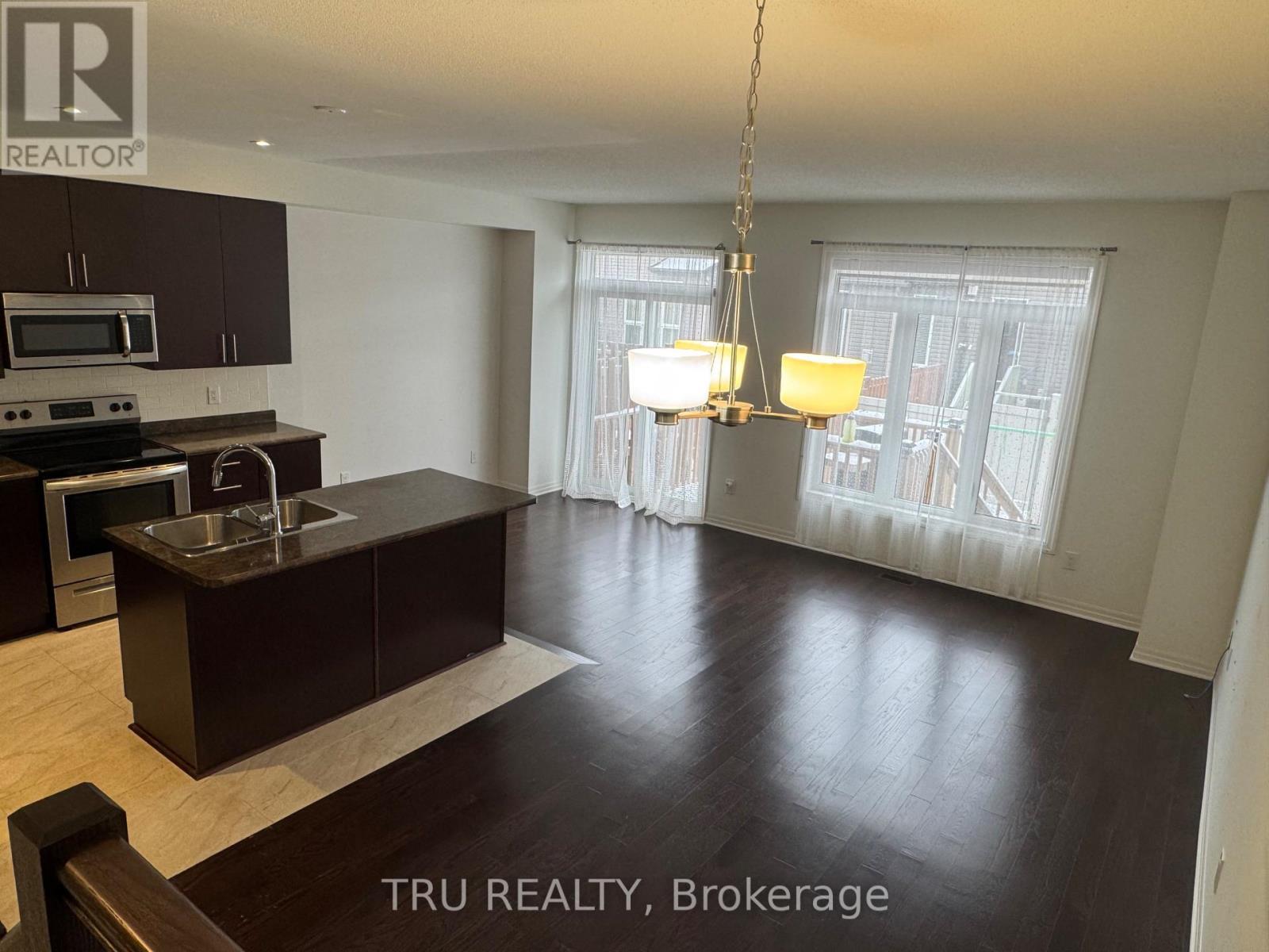 534 Rioja Street, Ottawa, ON - Indoor Photo Showing Kitchen With Double Sink