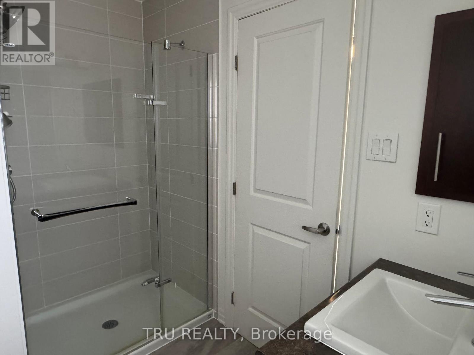 Insuit primary bedroom - 534 Rioja Street, Ottawa, ON - Indoor Photo Showing Bathroom