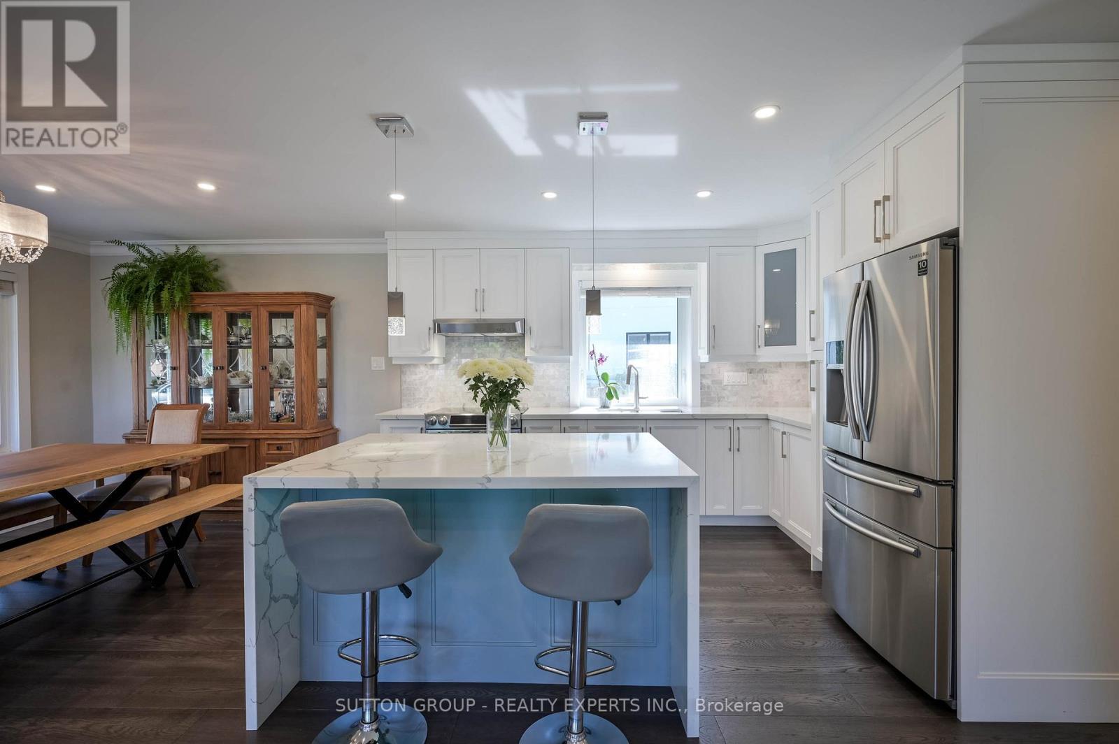 390 Wendall Place, Oakville, ON - Indoor Photo Showing Kitchen With Upgraded Kitchen
