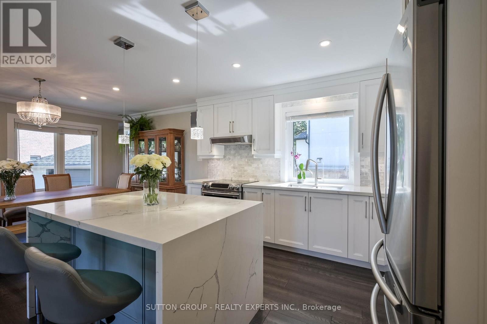390 Wendall Place, Oakville, ON - Indoor Photo Showing Kitchen With Upgraded Kitchen