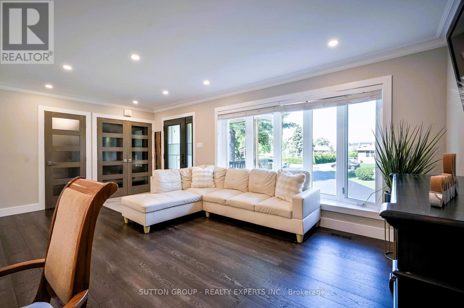 390 Wendall Place, Oakville, ON - Indoor Photo Showing Living Room
