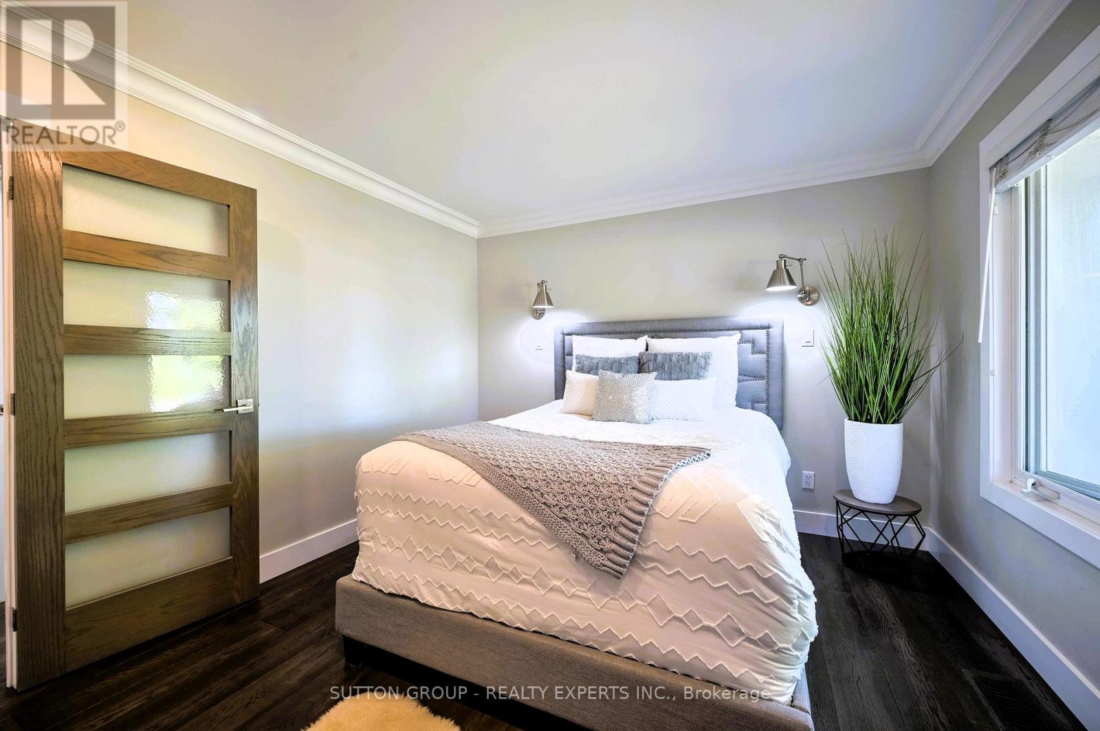 390 Wendall Place, Oakville, ON - Indoor Photo Showing Bedroom