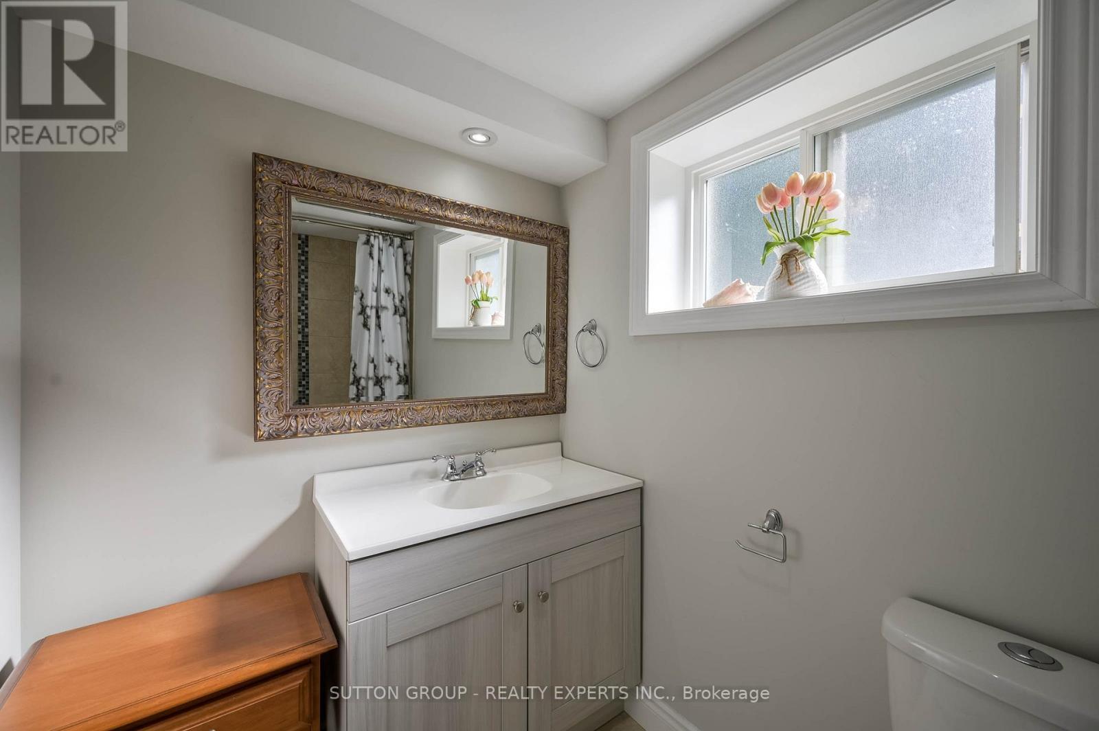 390 Wendall Place, Oakville, ON - Indoor Photo Showing Bathroom