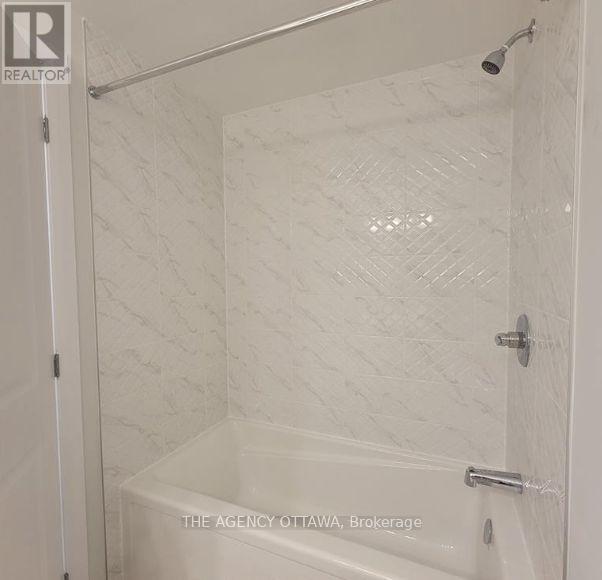 12 - 401 Glenroy Gilbert Drive, Ottawa, ON - Indoor Photo Showing Bathroom