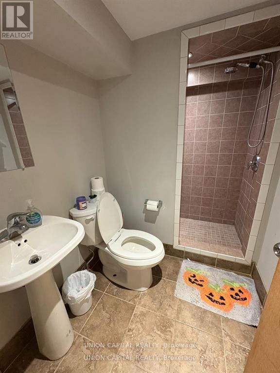 38 Ward Avenue, Hamilton, ON - Indoor Photo Showing Bathroom