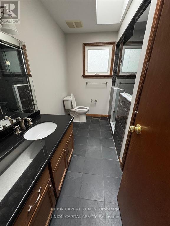 38 Ward Avenue, Hamilton, ON - Indoor Photo Showing Bathroom