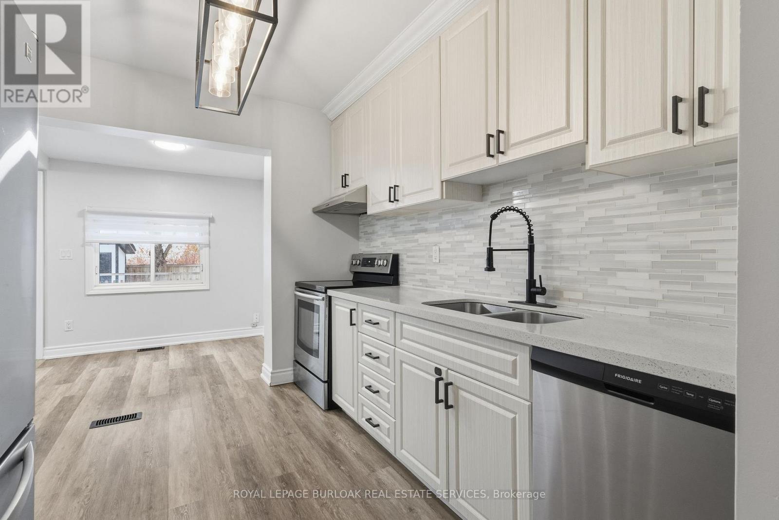 71 Glendale Avenue N, Hamilton, ON - Indoor Photo Showing Kitchen With Stainless Steel Kitchen With Double Sink With Upgraded Kitchen