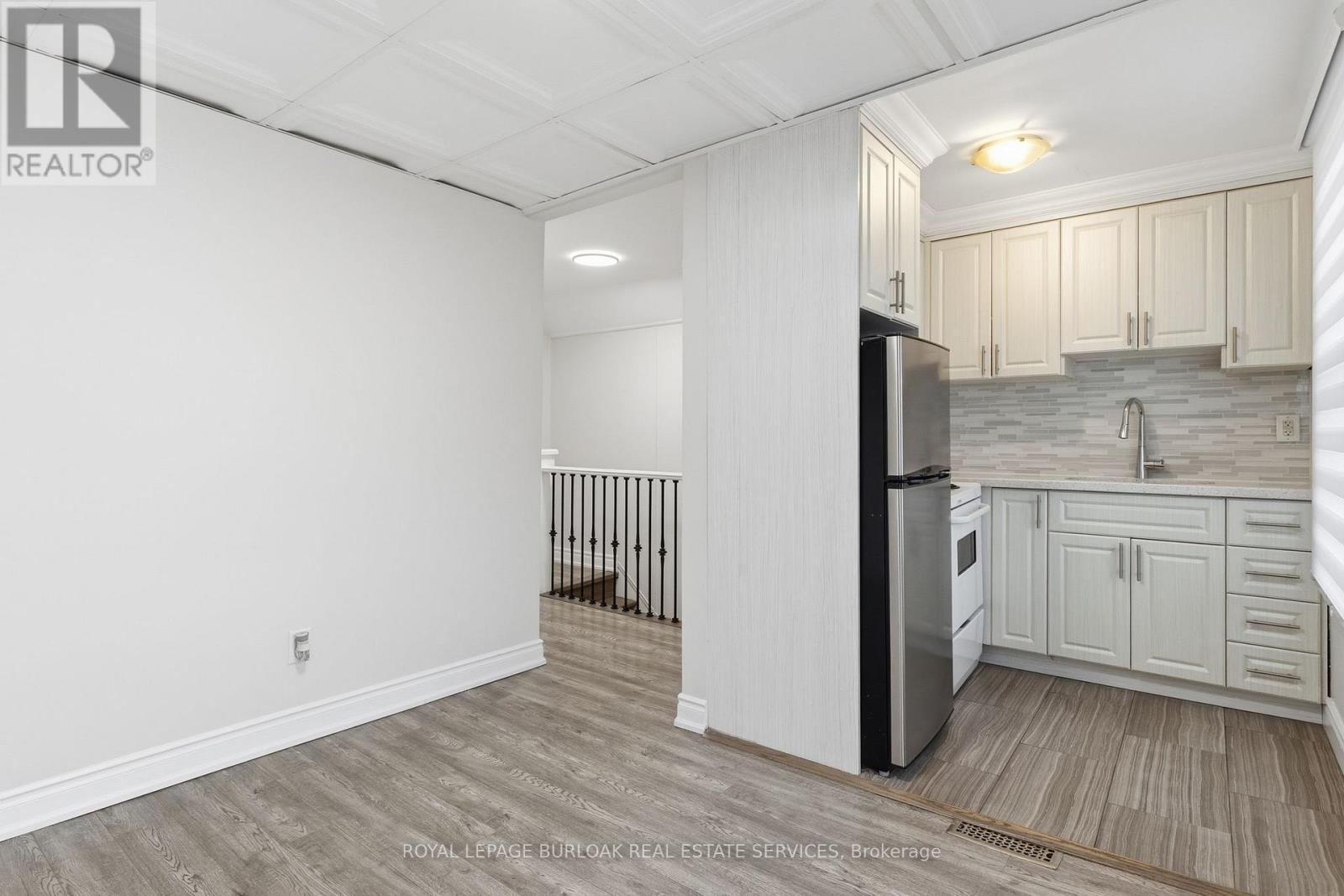 71 Glendale Avenue N, Hamilton, ON - Indoor Photo Showing Kitchen