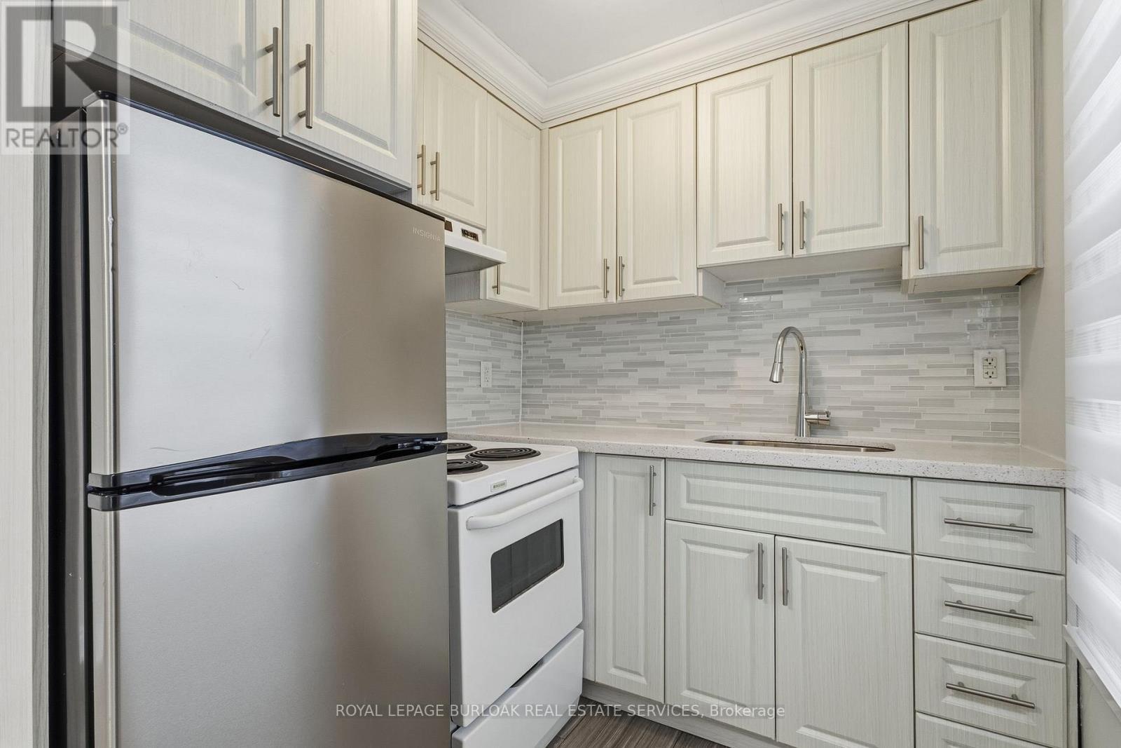 71 Glendale Avenue N, Hamilton, ON - Indoor Photo Showing Kitchen With Upgraded Kitchen