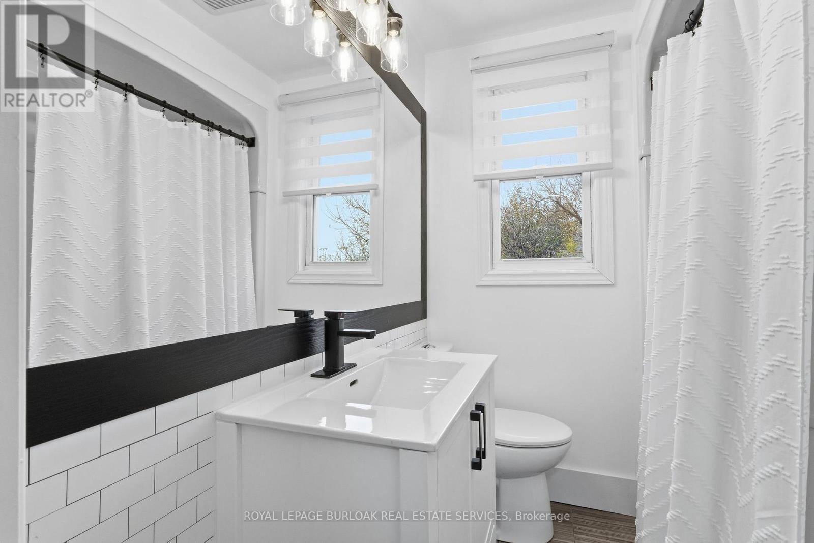 71 Glendale Avenue N, Hamilton, ON - Indoor Photo Showing Bathroom