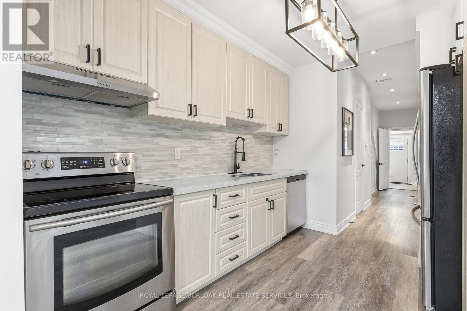 71 Glendale Avenue N, Hamilton, ON - Indoor Photo Showing Kitchen With Stainless Steel Kitchen With Upgraded Kitchen