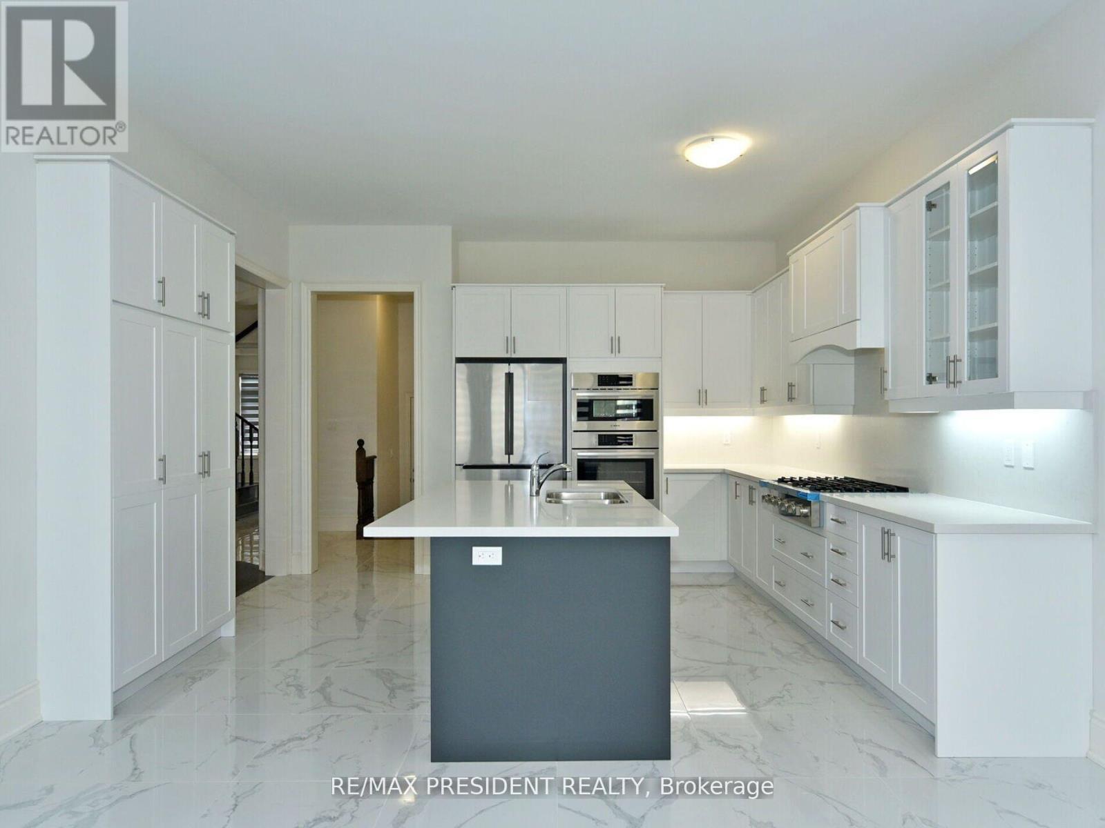 210 Mckean Drive, Whitchurch-Stouffville, ON - Indoor Photo Showing Kitchen With Upgraded Kitchen