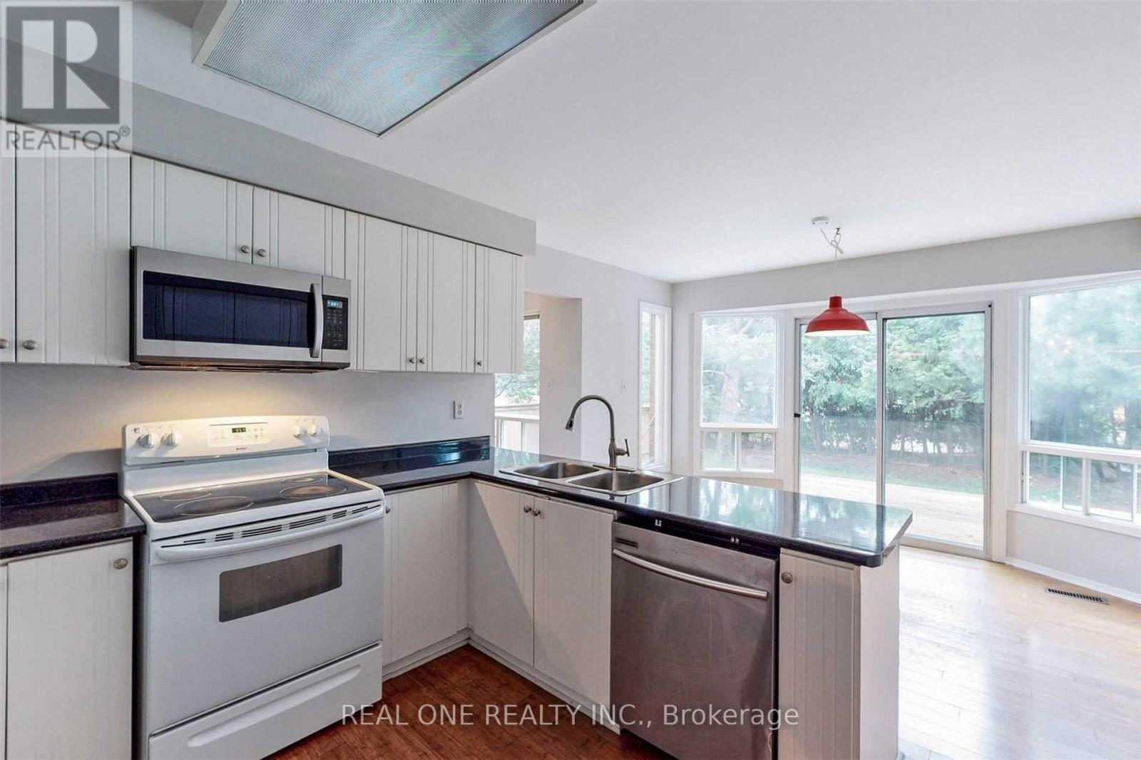41 Meyer Circle, Markham, ON - Indoor Photo Showing Kitchen With Double Sink