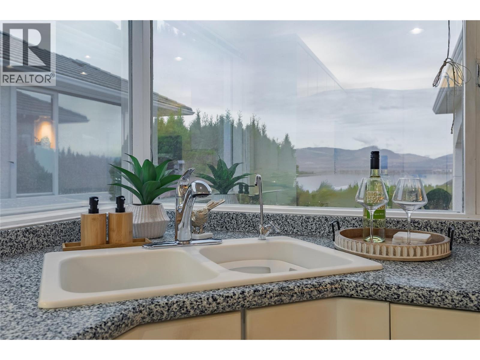 2545 Campbell Road, West Kelowna, BC - Indoor Photo Showing Bathroom