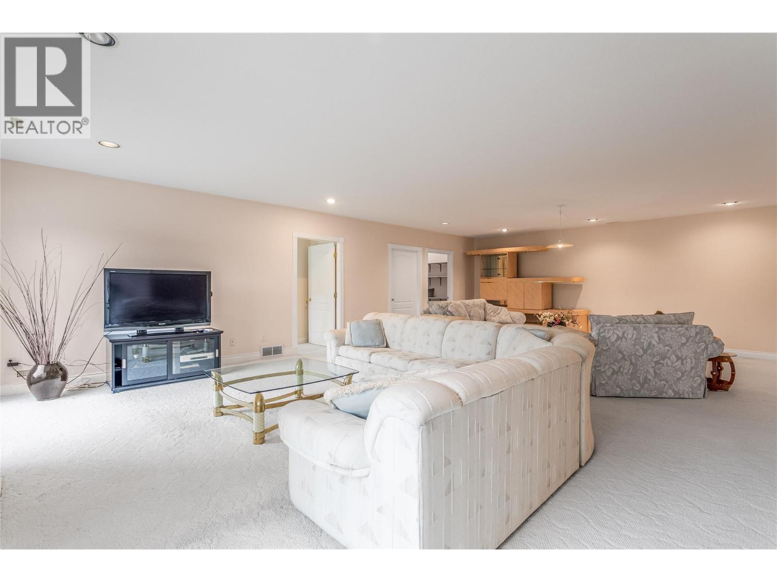 2545 Campbell Road, West Kelowna, BC - Indoor Photo Showing Living Room