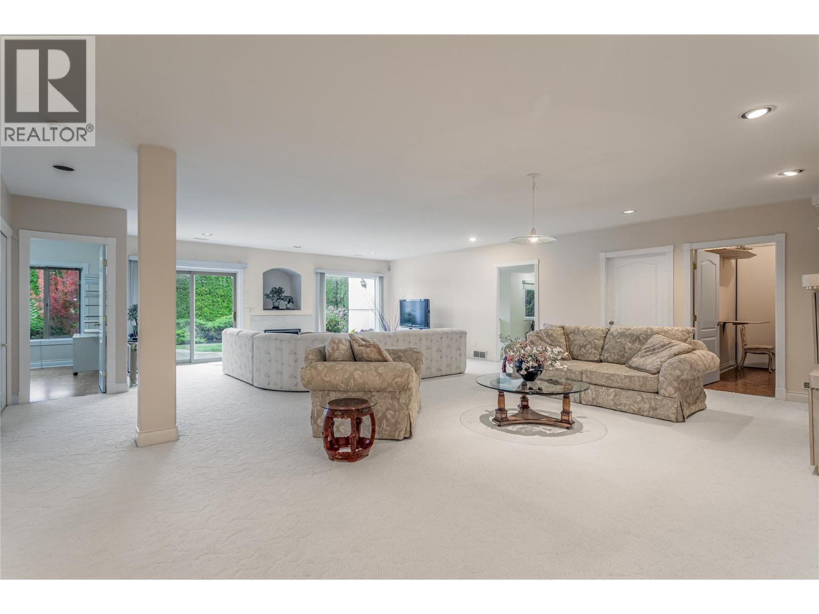 2545 Campbell Road, West Kelowna, BC - Indoor Photo Showing Living Room