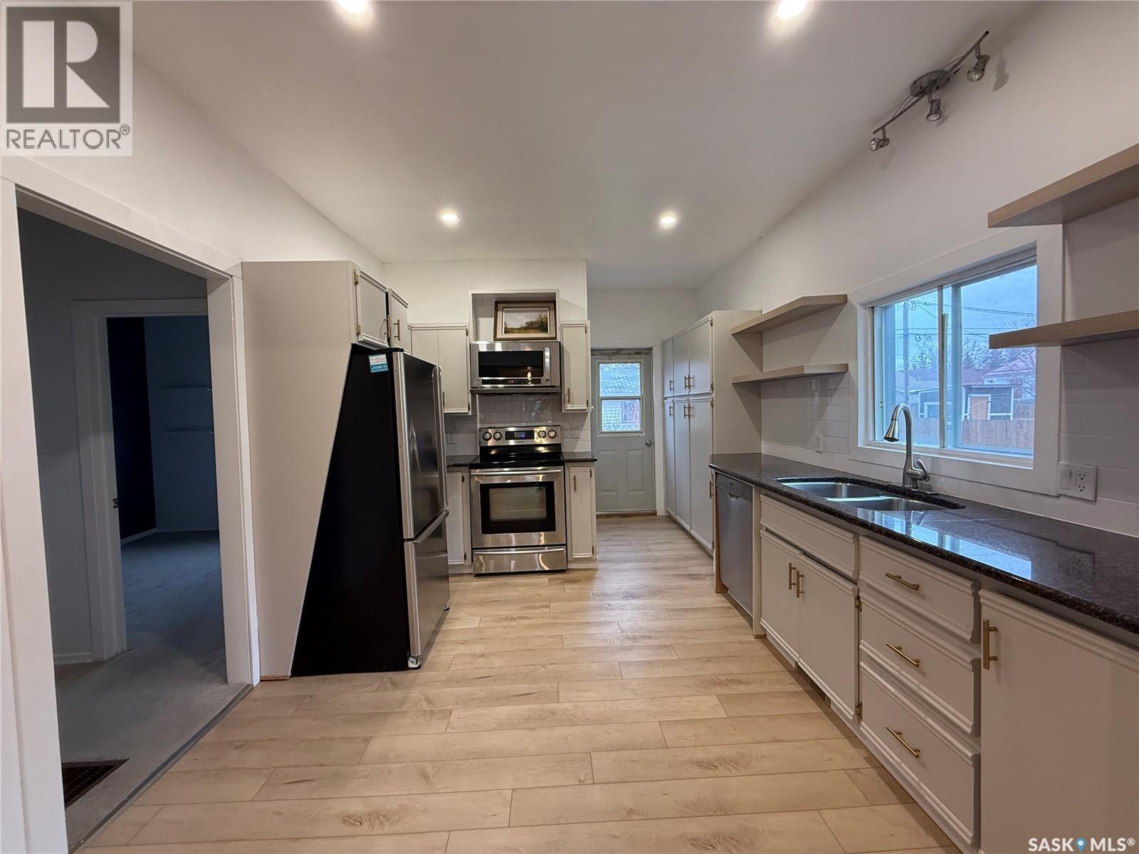 732 6Th Street, Humboldt, SK - Indoor Photo Showing Kitchen With Double Sink