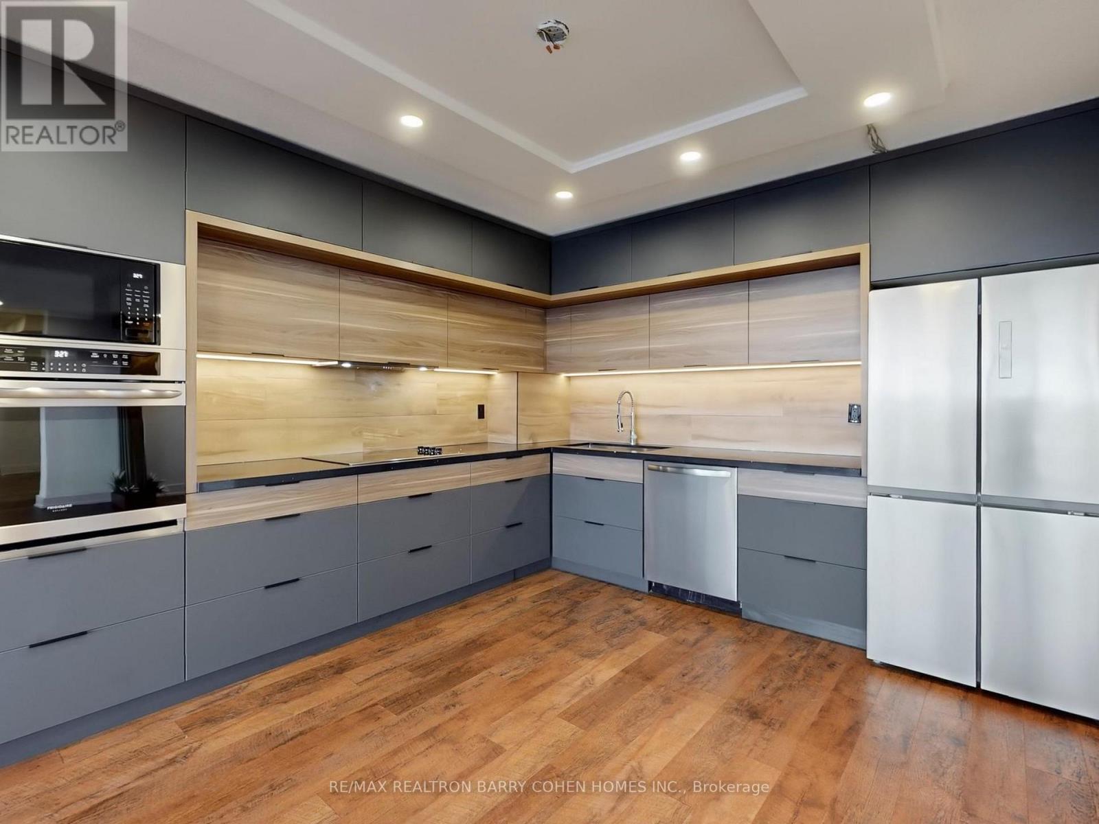 705 - 8111 Yonge Street, Markham, ON - Indoor Photo Showing Kitchen