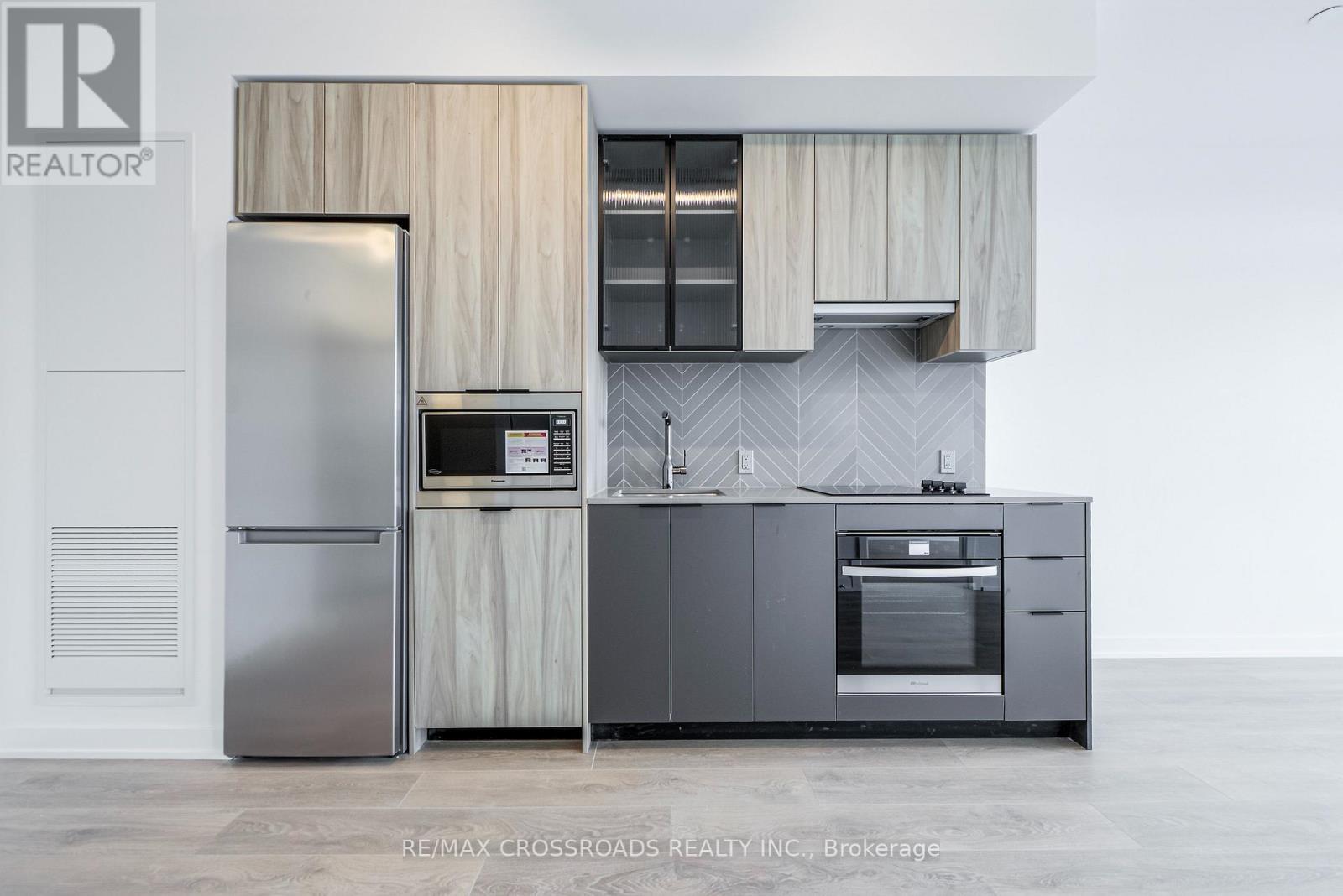 614 - 1037 The Queensway, Toronto, ON - Indoor Photo Showing Kitchen