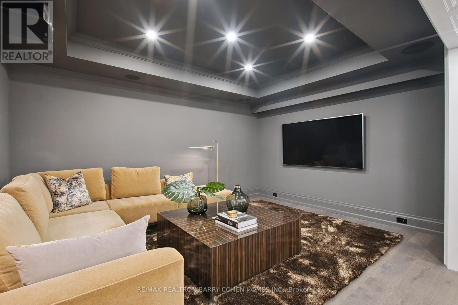 91 Fairfield Drive, King, ON - Indoor Photo Showing Living Room