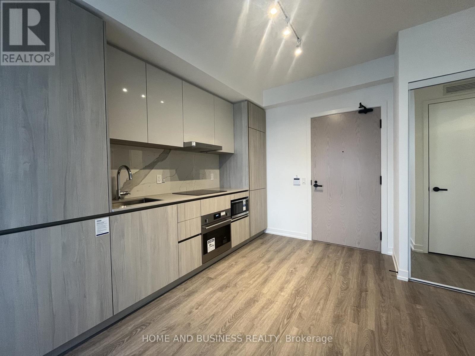 703 - 8 Interchange Way, Vaughan, ON - Indoor Photo Showing Kitchen